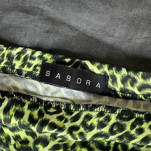 Cute neón leopard print skirt. Could be worn to a party or rave. - Picture 4 of 5